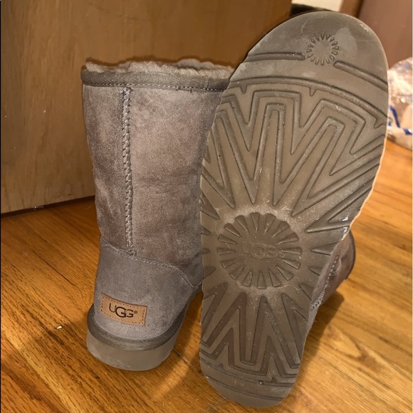 Rare Classic Short II Uggs - Picture 2 of 5